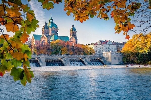 Munich Chauffeur Service – Private Car with Driver for 8 Hours - Image 3